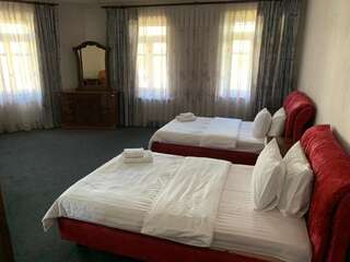 Отель Воскресенский Сумы Просторный двухместный номер с 2 отдельными кроватями-1